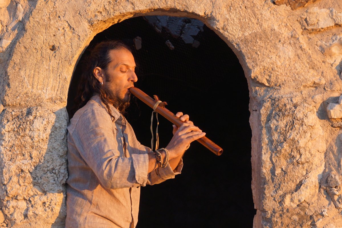 אורי נצר מנגן בחליל בפתח קשת אבן