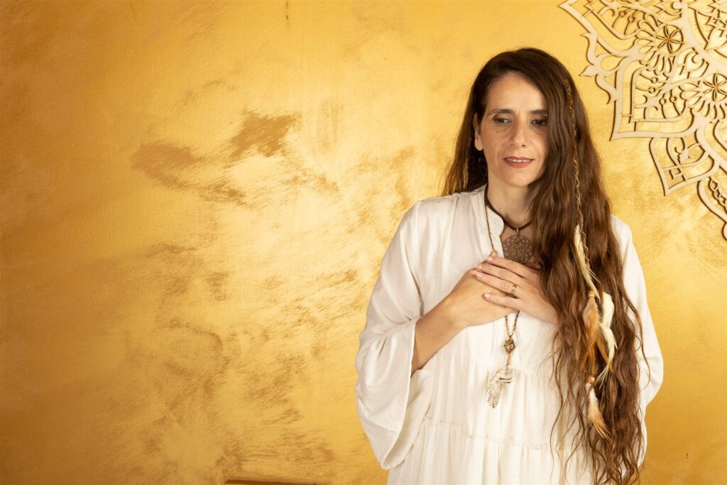 ו'איט פדר מול קיר זהב, יד על הלב